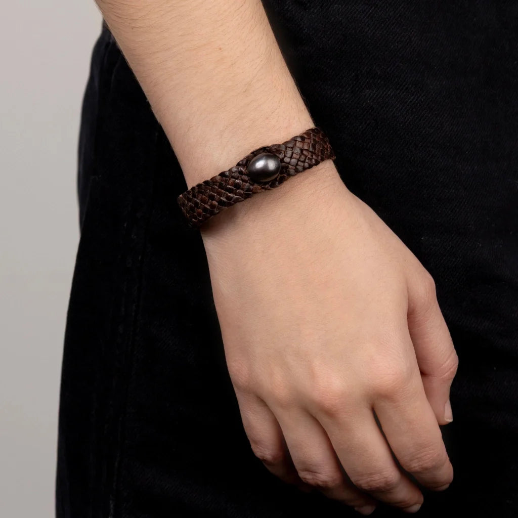 Pulsera de piel natural de borrego en trenza plana de 8 hilos con perla tahitiana y broche en baño de oro de 22K - Joyería y bisutería fina