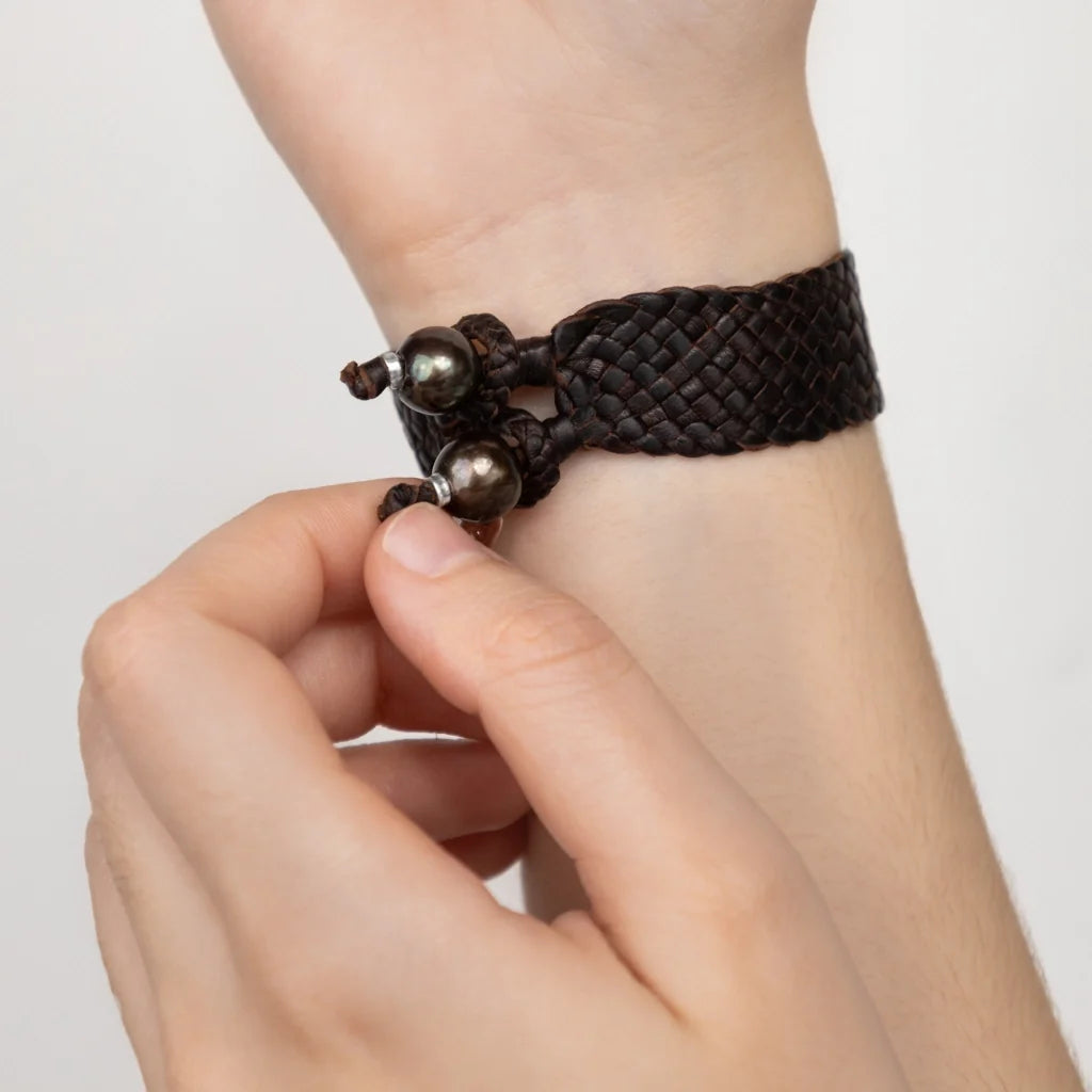 Pulsera en trenza plana de 12 hilos de piel natural de borrego, con 2 perlas tahitianas 8-10mm, detalles en baño de rodio - Joyería y bisutería fina