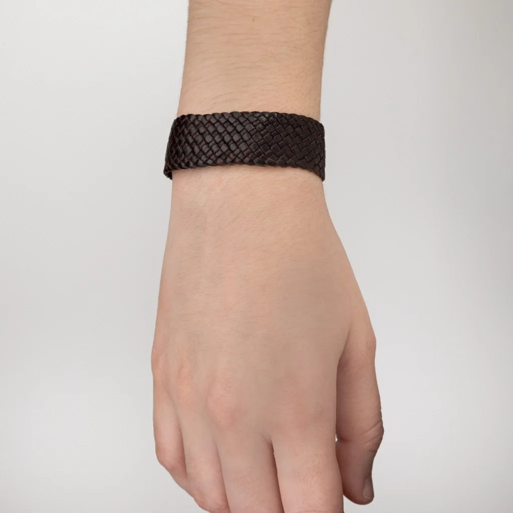 Pulsera en trenza plana de 12 hilos de piel natural de borrego, con 2 perlas tahitianas 8-10mm, detalles en baño de rodio - Joyería y bisutería fina