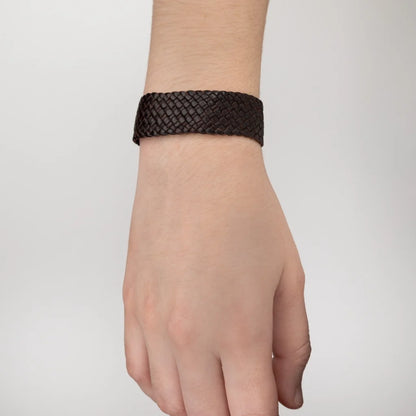 Pulsera en trenza plana de 12 hilos de piel natural de borrego, con 2 perlas tahitianas 8-10mm, detalles en baño de rodio - Joyería y bisutería fina