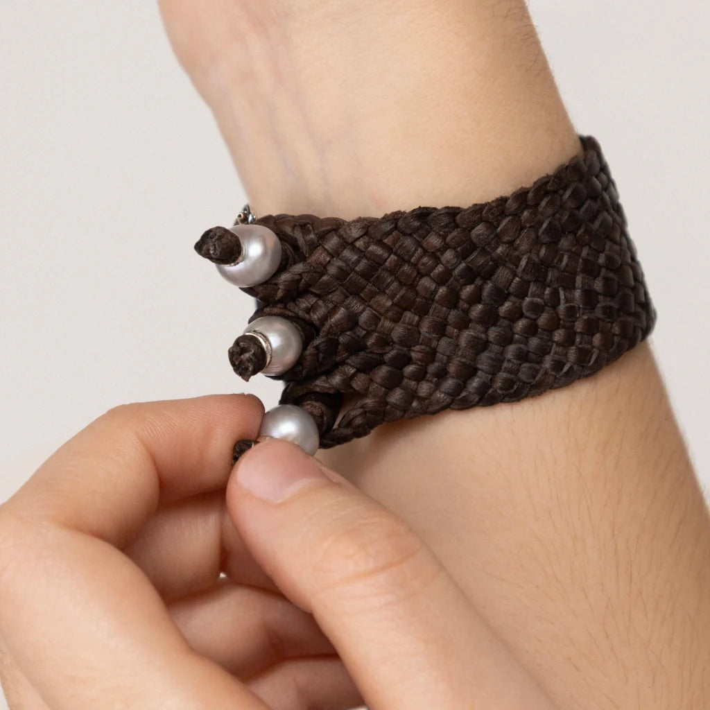 Pulsera en trenza plana de 18 hilos de piel natural de borrego, con 3 perlas japonesas 8-10mm, detalles en baño de rodio - Joyería y bisutería fina