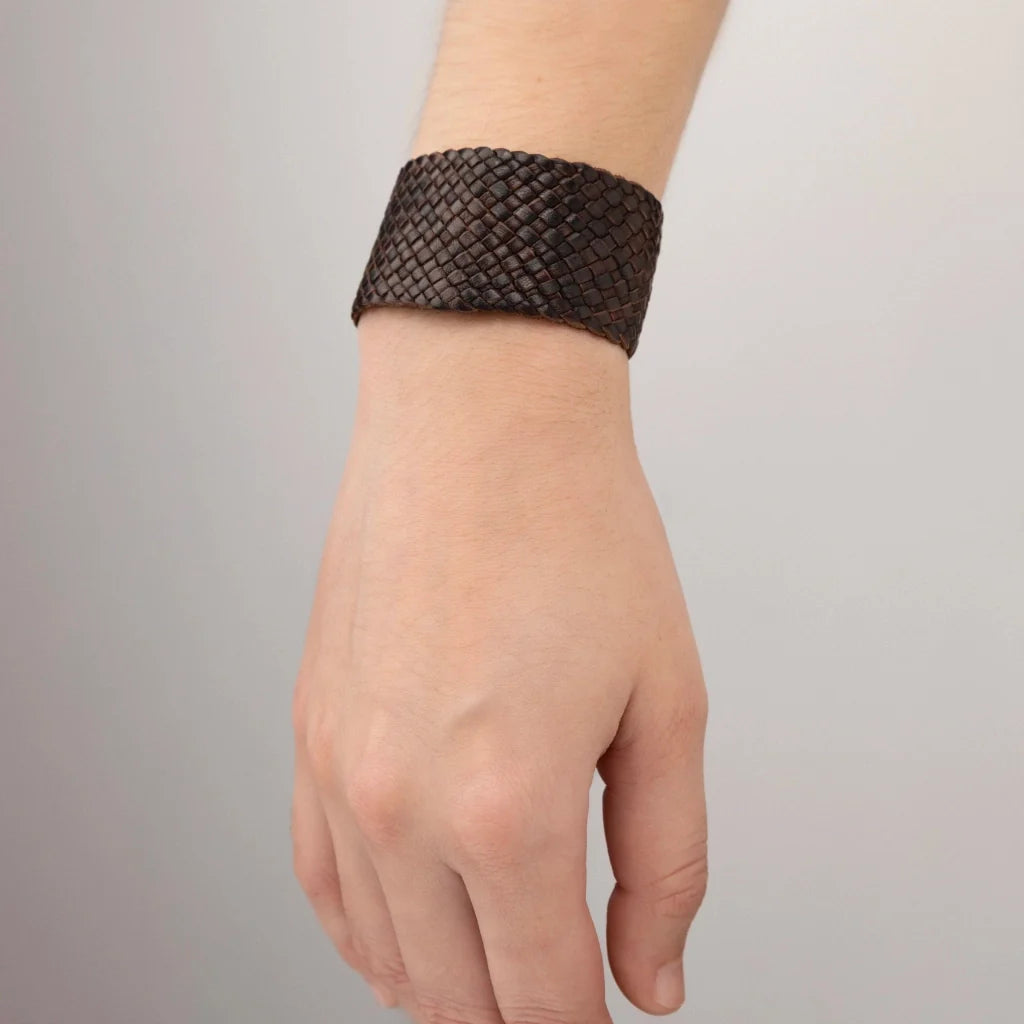 Pulsera en trenza plana de 18 hilos de piel natural de borrego, con 3 perlas japonesas 8-10mm, detalles en baño de rodio - Joyería y bisutería fina