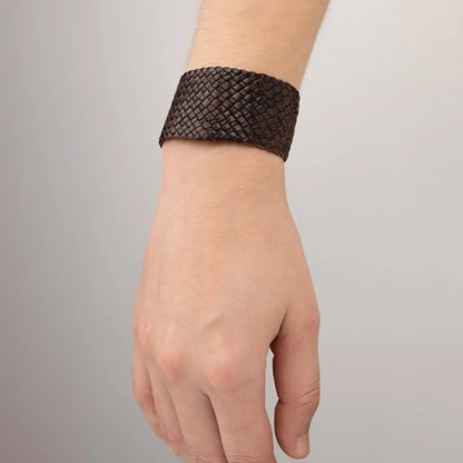 Pulsera en trenza plana de 18 hilos de piel natural de borrego, con 3 perlas japonesas 8-10mm, detalles en baño de rodio - Joyería y bisutería fina