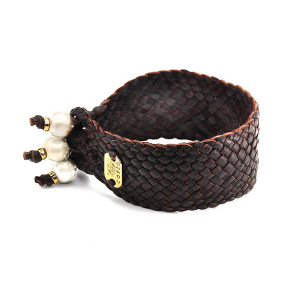 Pulsera en trenza plana de 18 hilos de piel natural de borrego, con 3 perlas japonesas 8-10mm, detalles en baño de oro de 22K - Joyería y bisutería fina