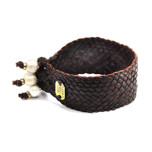 Pulsera en trenza plana de 18 hilos de piel natural de borrego, con 3 perlas japonesas 8-10mm, detalles en baño de oro de 22K - Joyería y bisutería fina