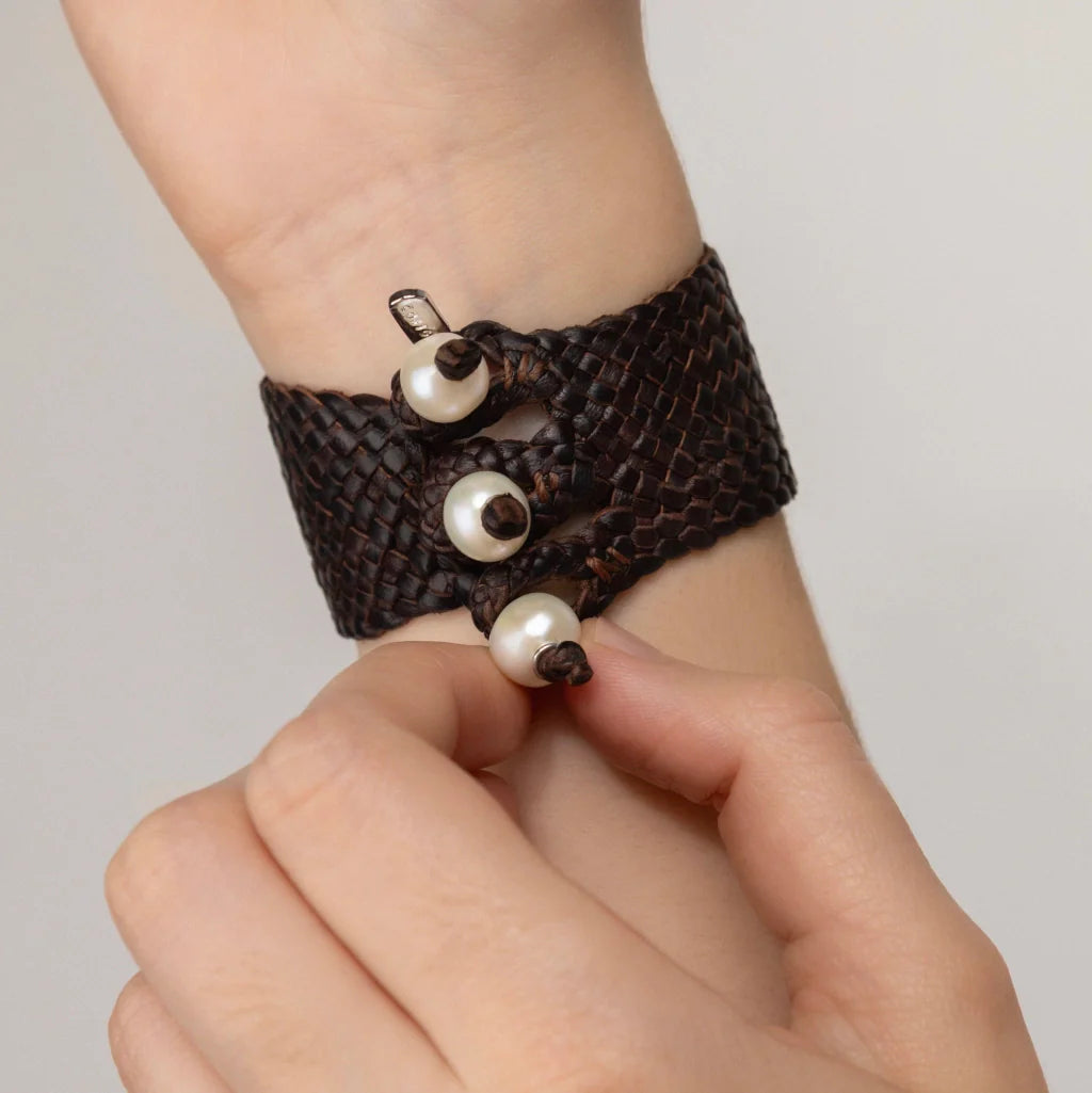 Pulsera en trenza plana de 18 hilos de piel natural de borrego, con 3 perlas japonesas 8-10mm, detalles en baño de oro de 22K - Joyería y bisutería fina