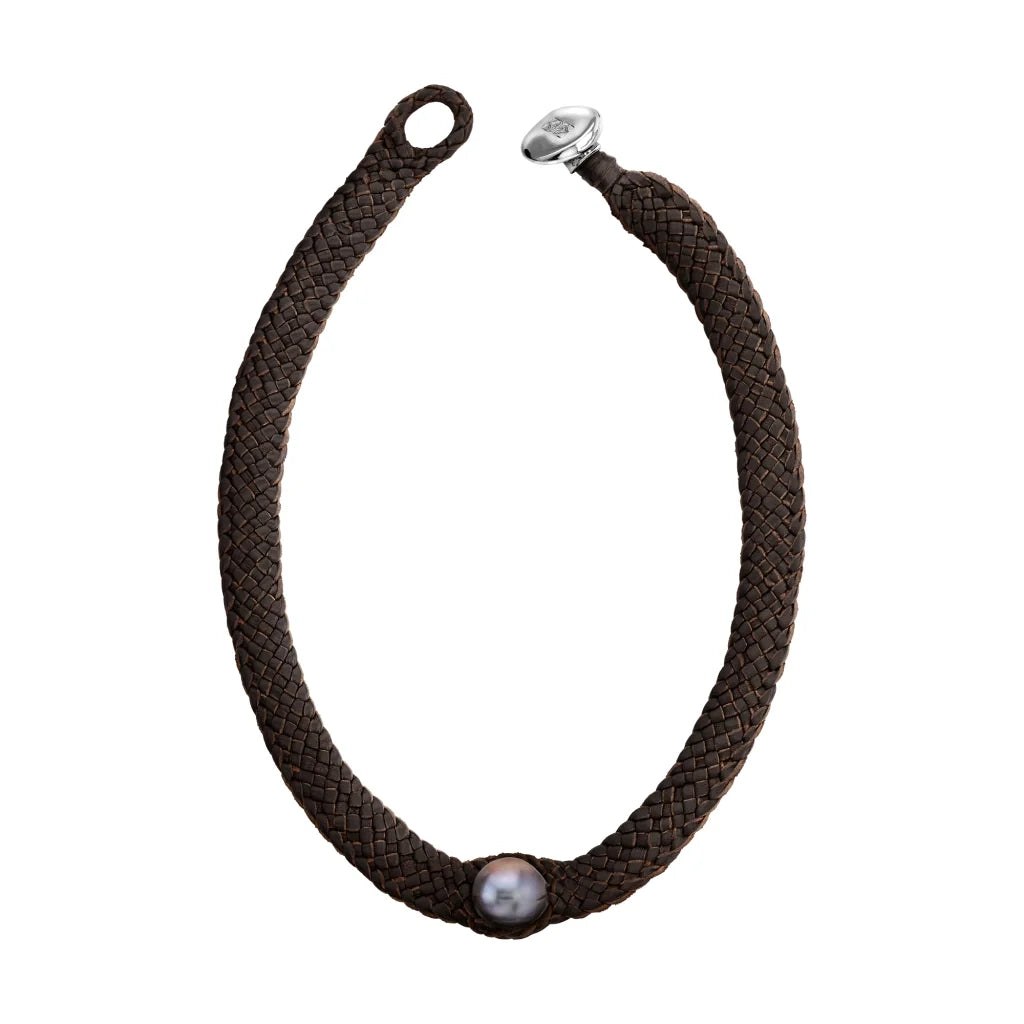 Collar choker de piel de borrego en trenza plana de 8 hilos, con una perla tahitiana en el centro y broche de botón en baño de rodio - Joyería y bisutería fina