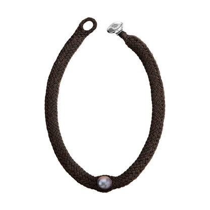 Collar choker de piel de borrego en trenza plana de 8 hilos, con una perla tahitiana en el centro y broche de botón en baño de rodio - Joyería y bisutería fina