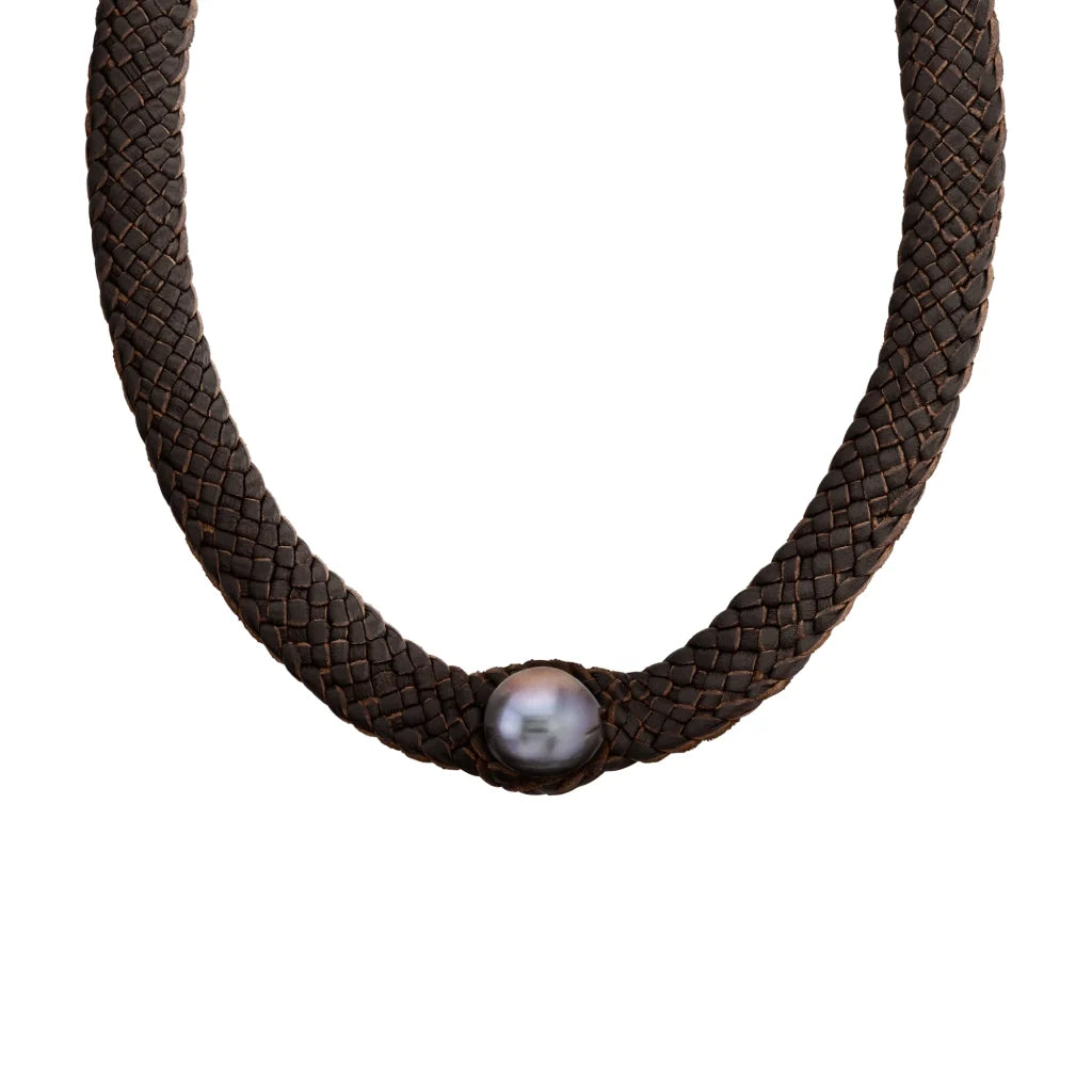 Collar choker de piel de borrego en trenza plana de 8 hilos, con una perla tahitiana en el centro y broche de botón en baño de rodio - Joyería y bisutería fina