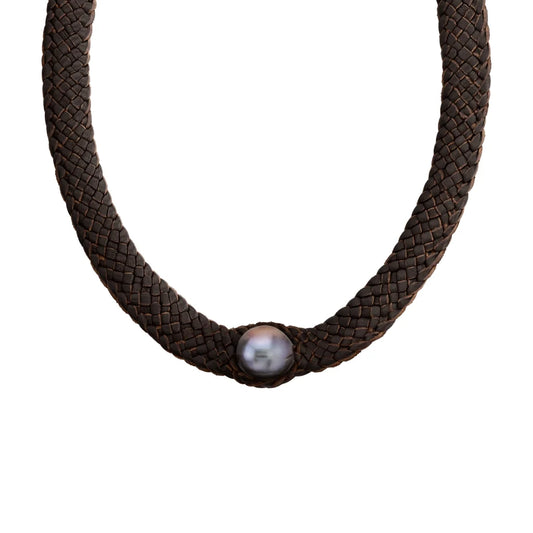 Collar choker de piel de borrego en trenza plana de 8 hilos, con una perla tahitiana en el centro y broche de botón en baño de rodio - Joyería y bisutería fina