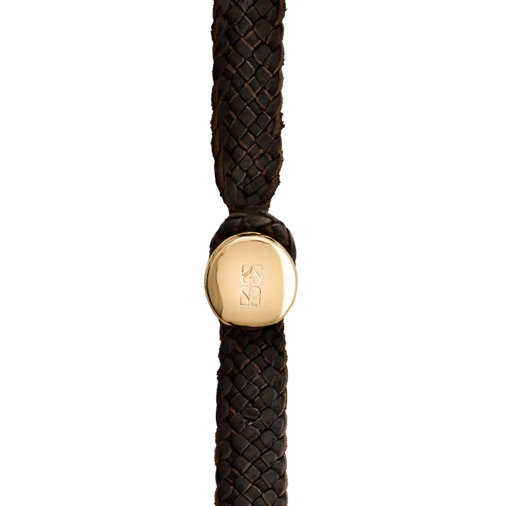 Collar choker de piel de borrego en trenza plana de 8 hilos, con una perla japonesa en el centro y broche de botón en baño de oro de 22K - Joyería y bisutería fina