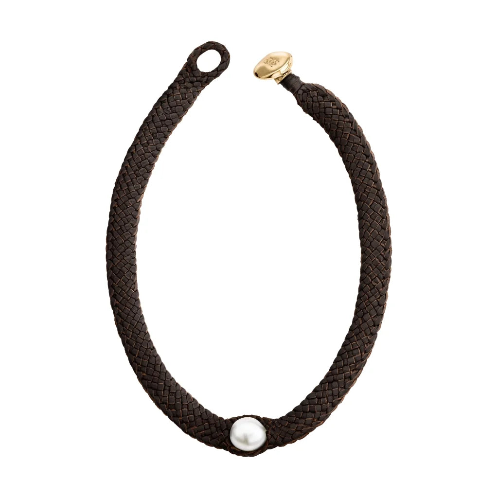 Collar choker de piel de borrego en trenza plana de 8 hilos, con una perla japonesa en el centro y broche de botón en baño de oro de 22K - Joyería y bisutería fina