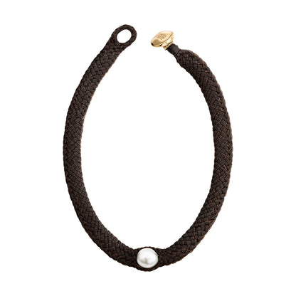 Collar choker de piel de borrego en trenza plana de 8 hilos, con una perla japonesa en el centro y broche de botón en baño de oro de 22K - Joyería y bisutería fina