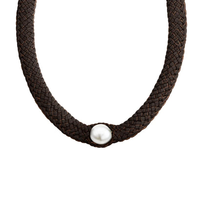 Collar choker de piel de borrego en trenza plana de 8 hilos, con una perla japonesa en el centro y broche de botón en baño de oro de 22K - Joyería y bisutería fina