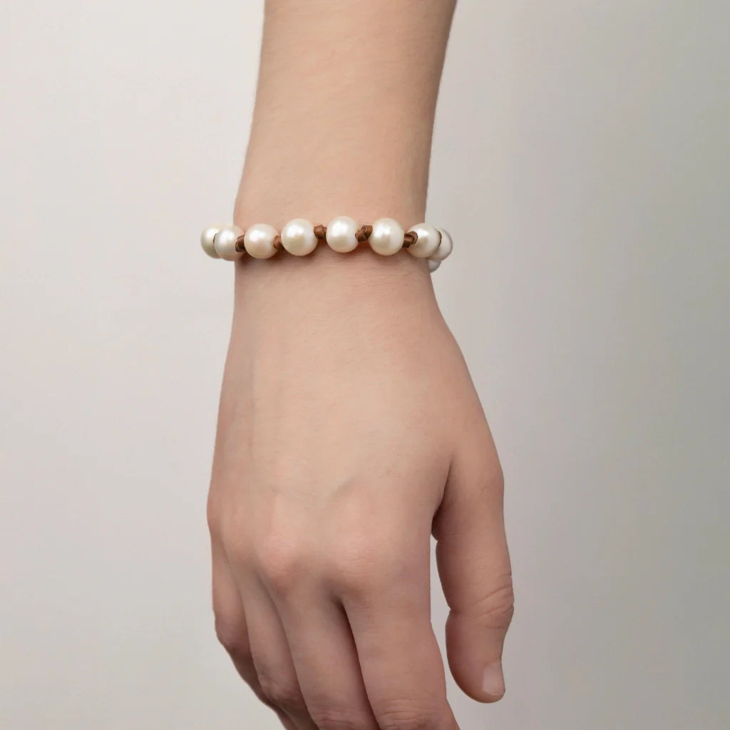 Pulsera de piel de canguro, con perlas blancas japonesas 8-10, con broche de botón en baño de rodio - Joyería y bisutería fina