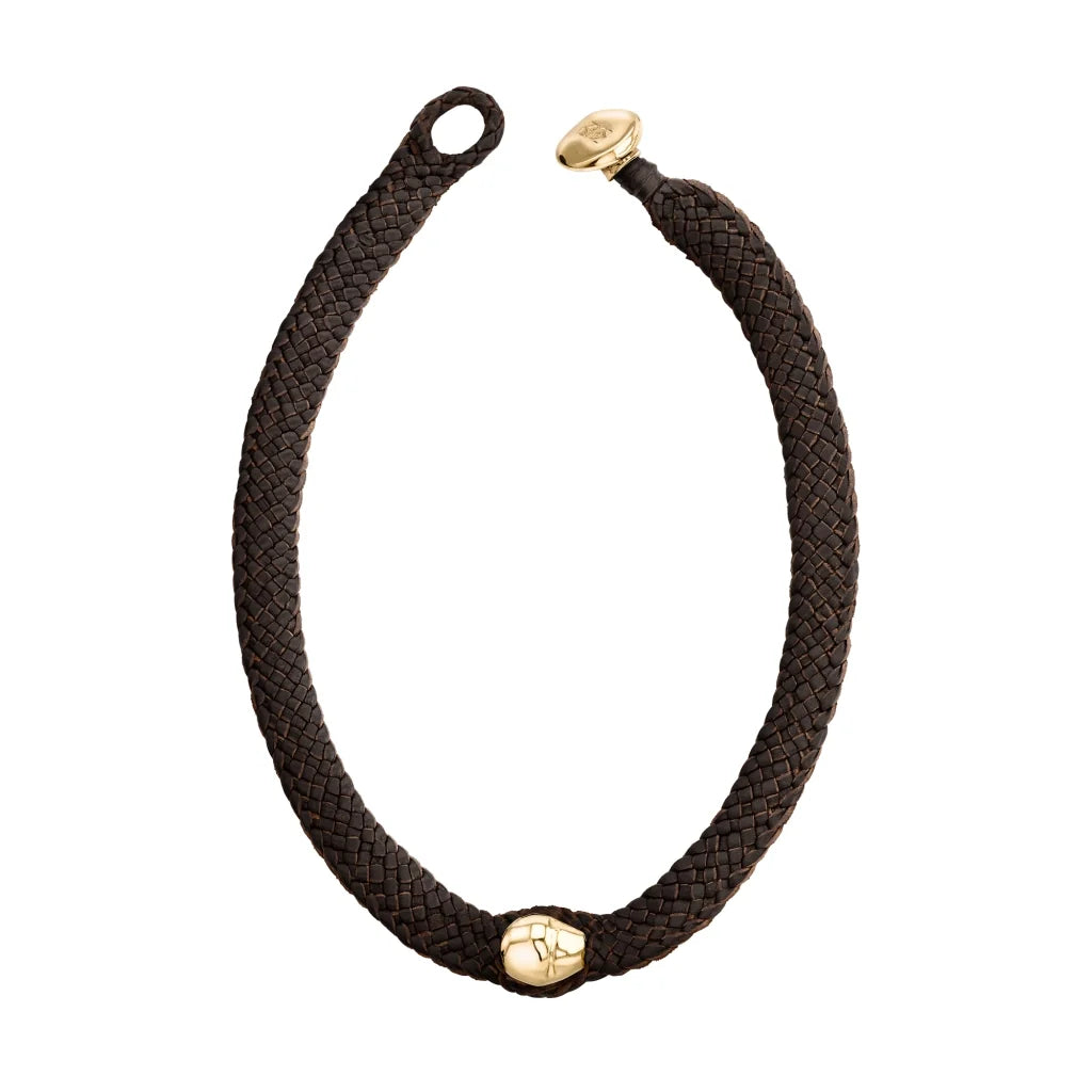 Collar choker con broche de botón, en trenza plana de 8 hilos de piel natural de borrego, perla en baño de oro de 22K - Joyería y bisutería fina