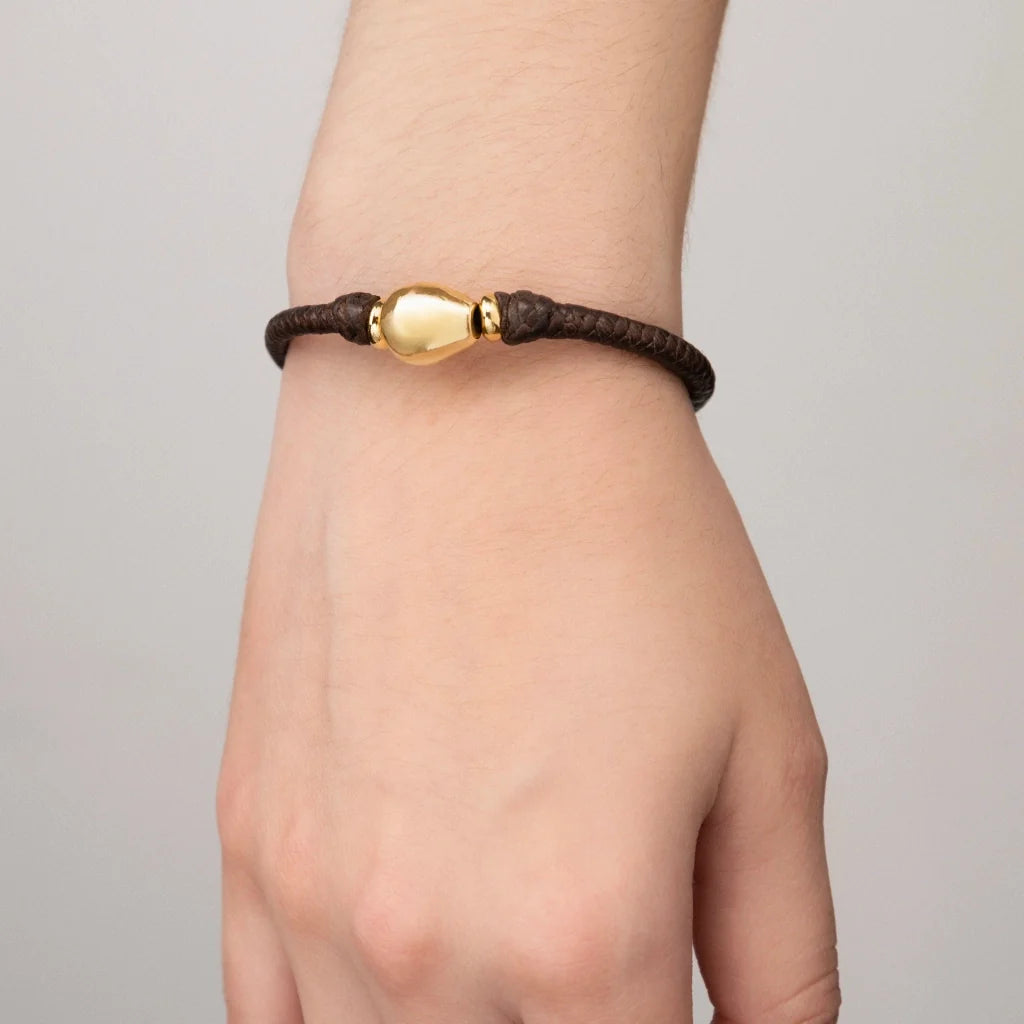 Pulsera de piel natural de borrego en trenza recorrida de 4 hilos con perla, detalles y broche en baño de oro de 22K - Joyería y bisutería fina
