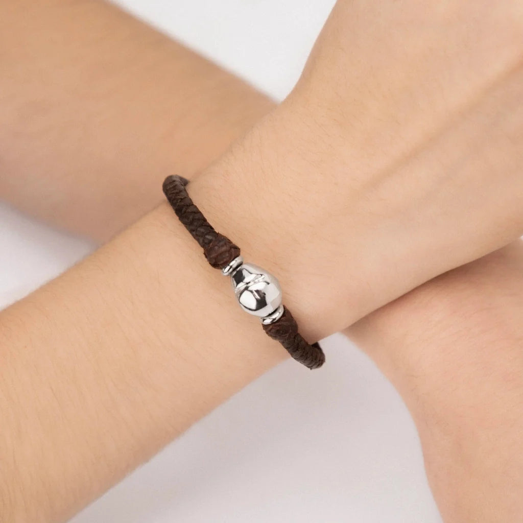 Pulsera de piel natural de borrego en trenza recorrida de 4 hilos con perla, detalles y broche en baño de rodio - Joyería y bisutería fina