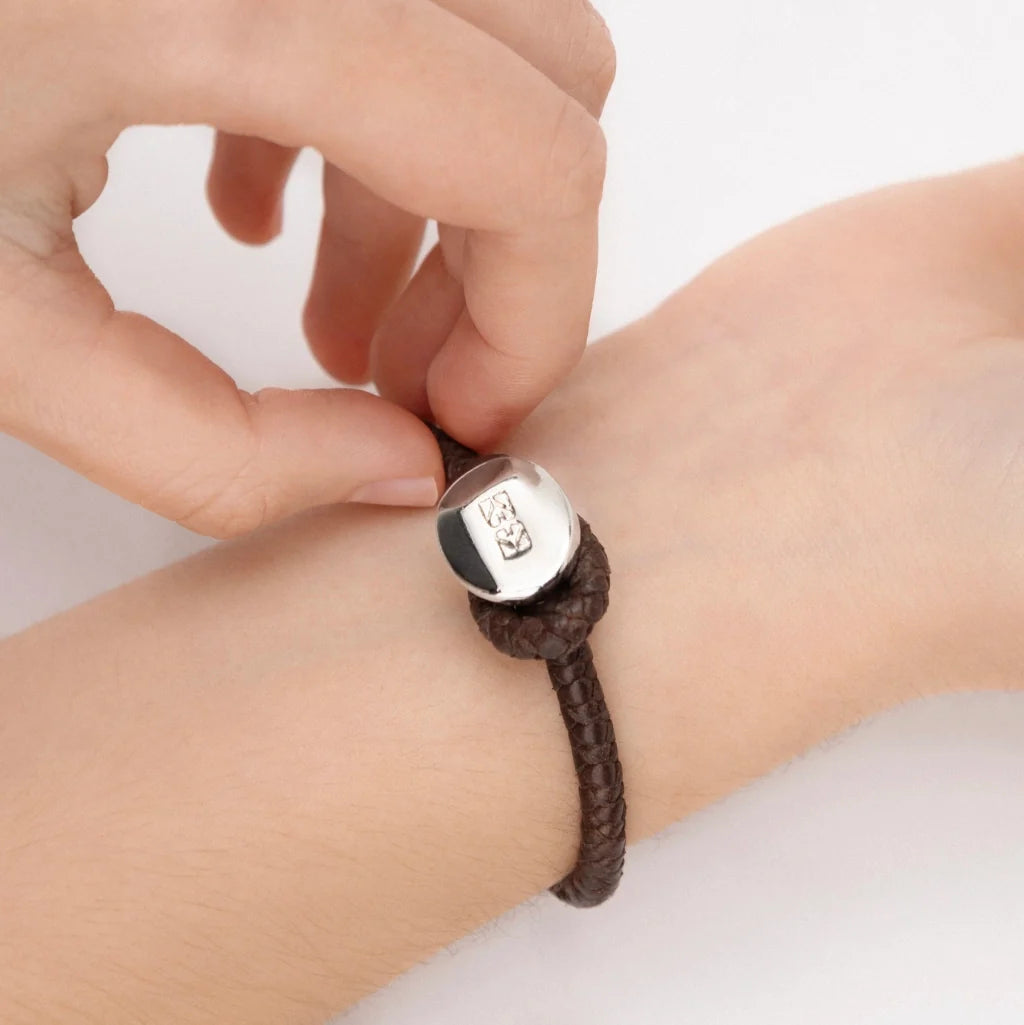 Pulsera de piel natural de borrego en trenza recorrida de 4 hilos con perla, detalles y broche en baño de rodio - Joyería y bisutería fina