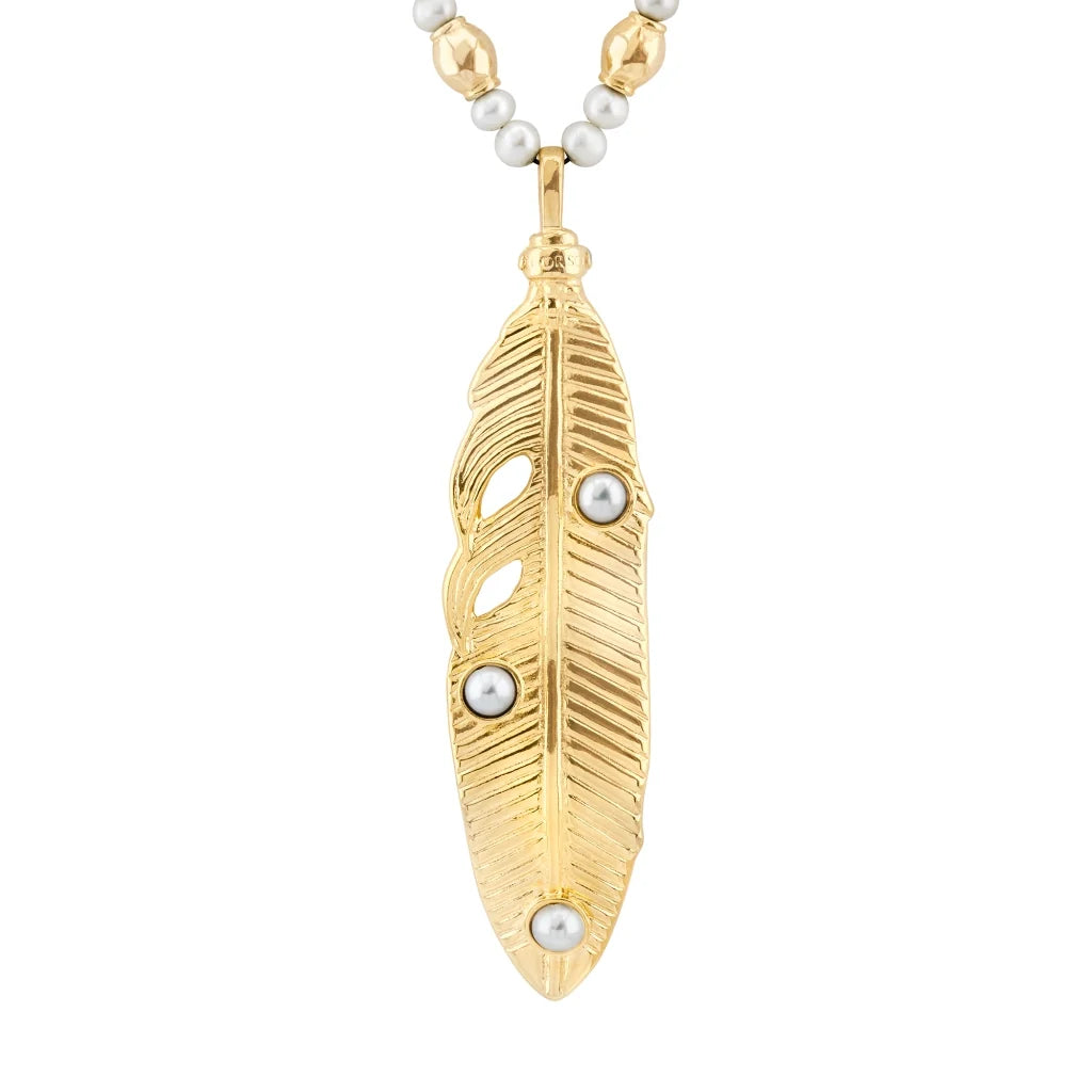 Collar con dije de pluma en baño de oro 22K, rodio u oro rosa 22K con perlas japonesas de 5mm incrustadas con 54.5cm de largo - Joyería y bisutería fina
