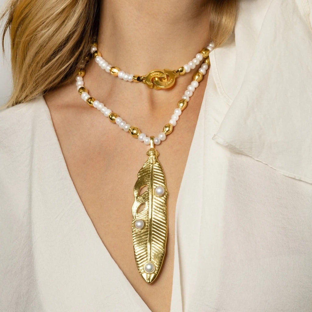 Collar con dije de pluma en baño de oro 22K, rodio u oro rosa 22K con perlas japonesas de 5mm incrustadas con 54.5cm de largo - Joyería y bisutería fina