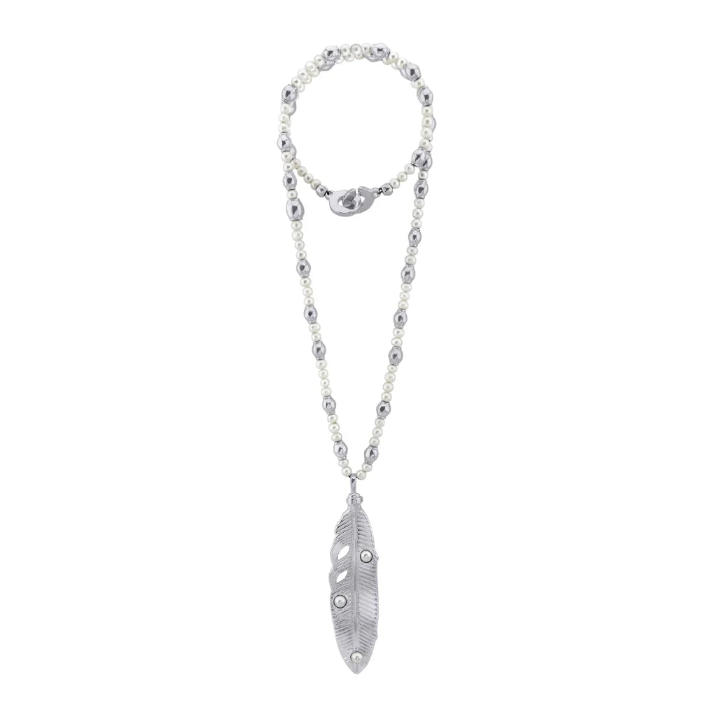 Collar con dije de pluma en baño de oro 22K, rodio u oro rosa 22K con perlas japonesas de 5mm incrustadas con 54.5cm de largo - Joyería y bisutería fina