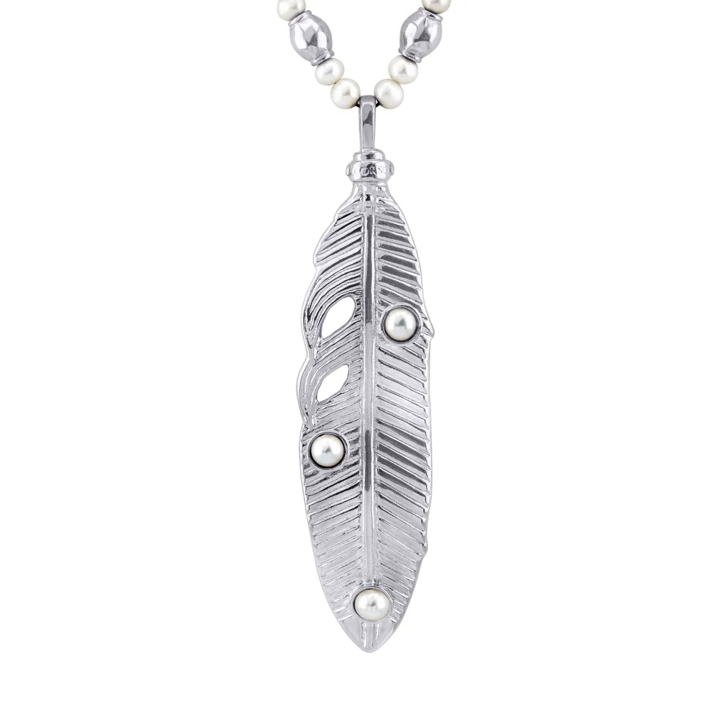 Collar con dije de pluma en baño de oro 22K, rodio u oro rosa 22K con perlas japonesas de 5mm incrustadas con 54.5cm de largo - Joyería y bisutería fina
