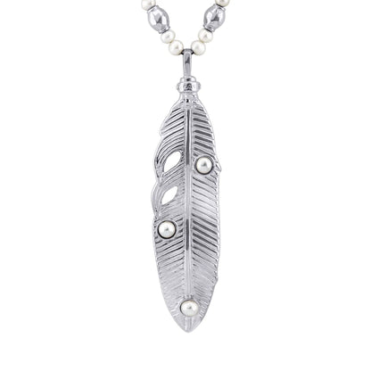 Collar con dije de pluma en baño de oro 22K, rodio u oro rosa 22K con perlas japonesas de 5mm incrustadas con 54.5cm de largo - Joyería y bisutería fina