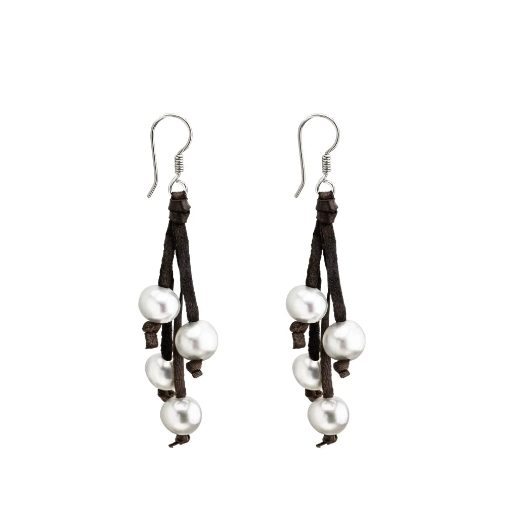 Aretes de 5cm de piel natural de borrego, con detalles en plata .925 con 4 perlas japonesas 8-10mm - Joyería y bisutería fina