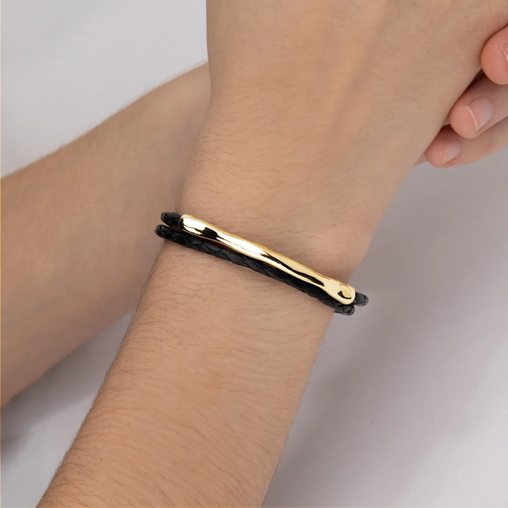 Pulsera de piel natural de borrego trenzada, con broche y detalle tubular en baño de oro de 22K - Joyería y bisutería fina