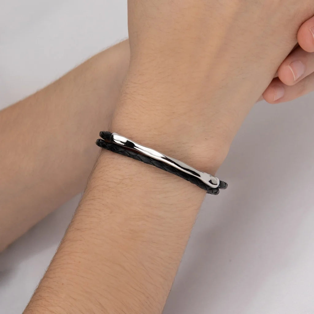 Pulsera de piel natural de borrego trenzada, con broche y detalle tubular en baño de rodio - Joyería y bisutería fina