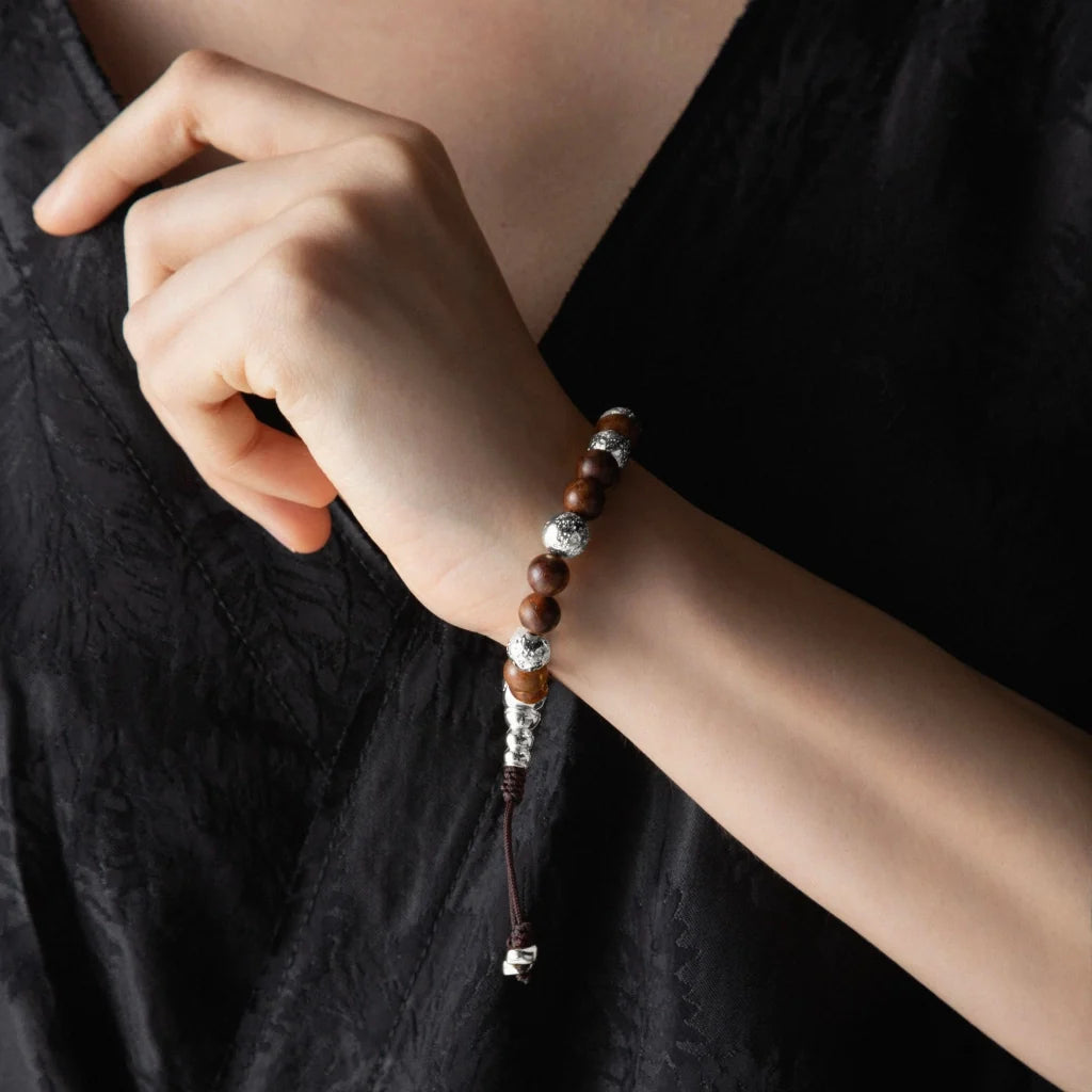 Pulsera con cuentas de madera de ébano de Nepal 8mm, Cuentas volcánicas y broche ajustable en baño de plata .925 - Joyería y bisutería fina