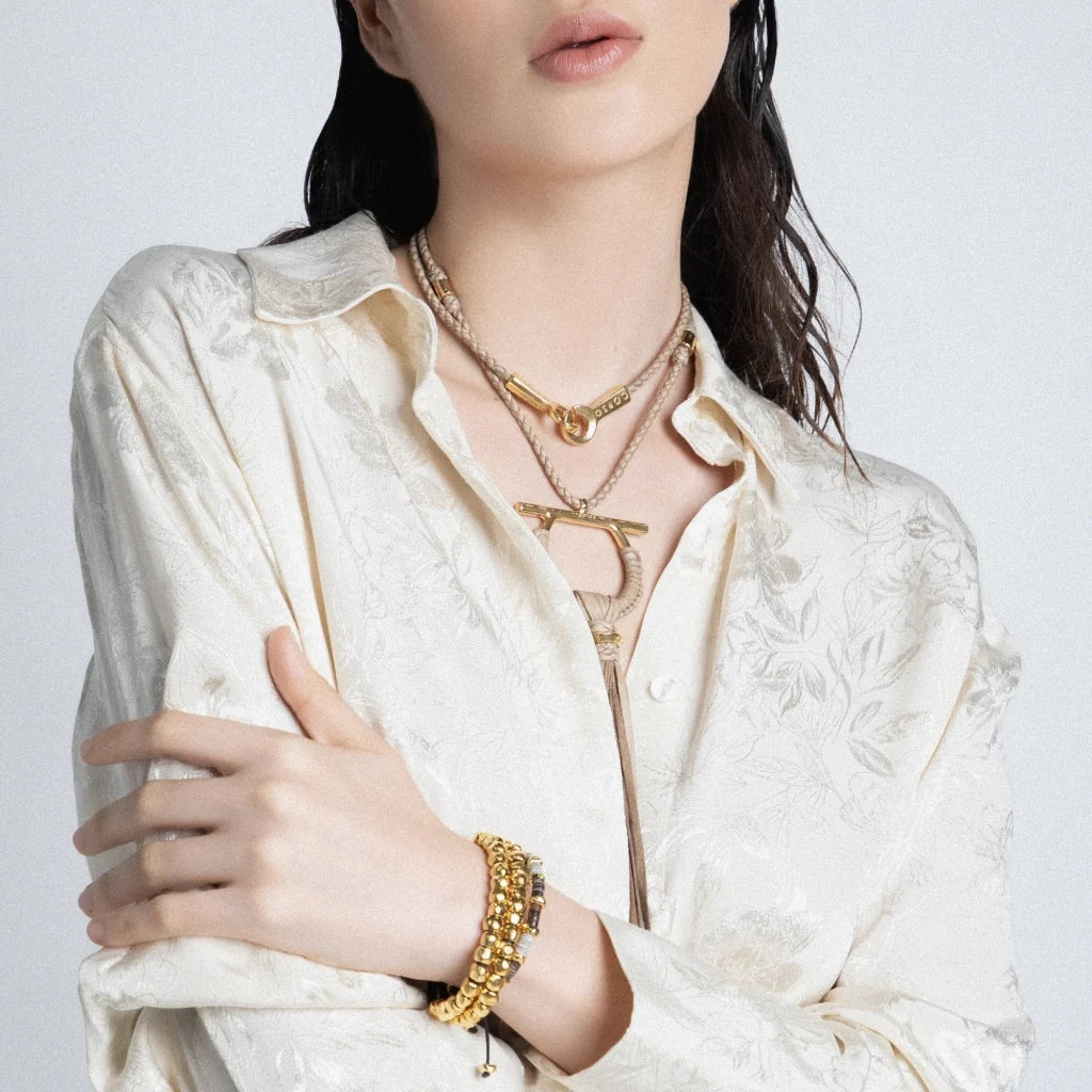 Pulsera de piel natural de borrego trenzada, con broche y cuentas geométricas en baño de oro de 22K - Joyería y bisutería fina