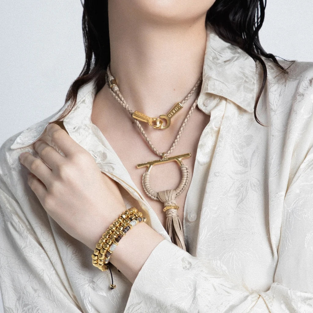 Pulsera de piel natural de borrego trenzada, con broche y cuentas geométricas en baño de oro de 22K - Joyería y bisutería fina