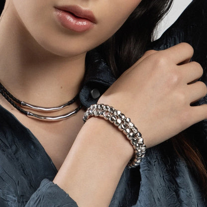 Pulsera de piel natural de borrego trenzada, con broche y cuentas geométricas en baño de rodio - Joyería y bisutería fina