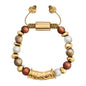 Pulsera ajustable con hilo de seda, piedras de 8mm, con detalle tubular barroco, lunetas e insignia en baño de oro de 22K - Joyería y bisutería fina