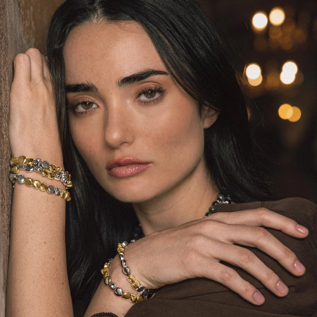 Pulsera con lunetas inspiradas en la forma de piedras del mar, con placa insignia corso en baño de oro 22K y rodio, con hilo de seda ajustable - Joyería y bisutería fina
