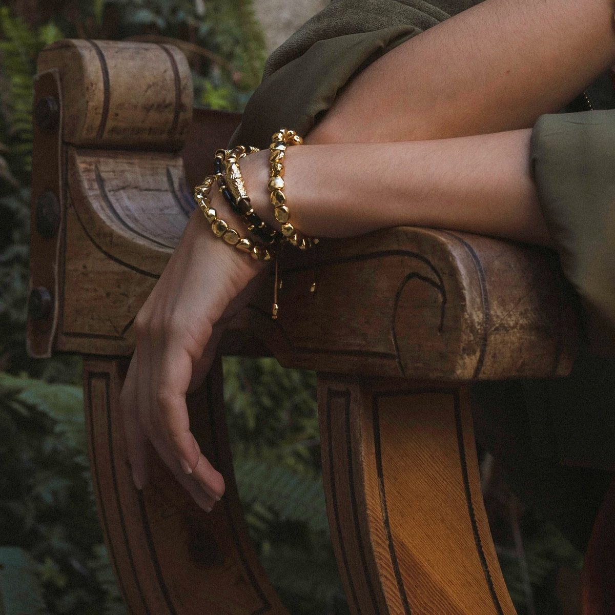 Pulsera con lunetas inspiradas en la forma de piedras del mar, con placa insignia corso en baño de oro 22K, con hilo de seda ajustable - Joyería y bisutería fina