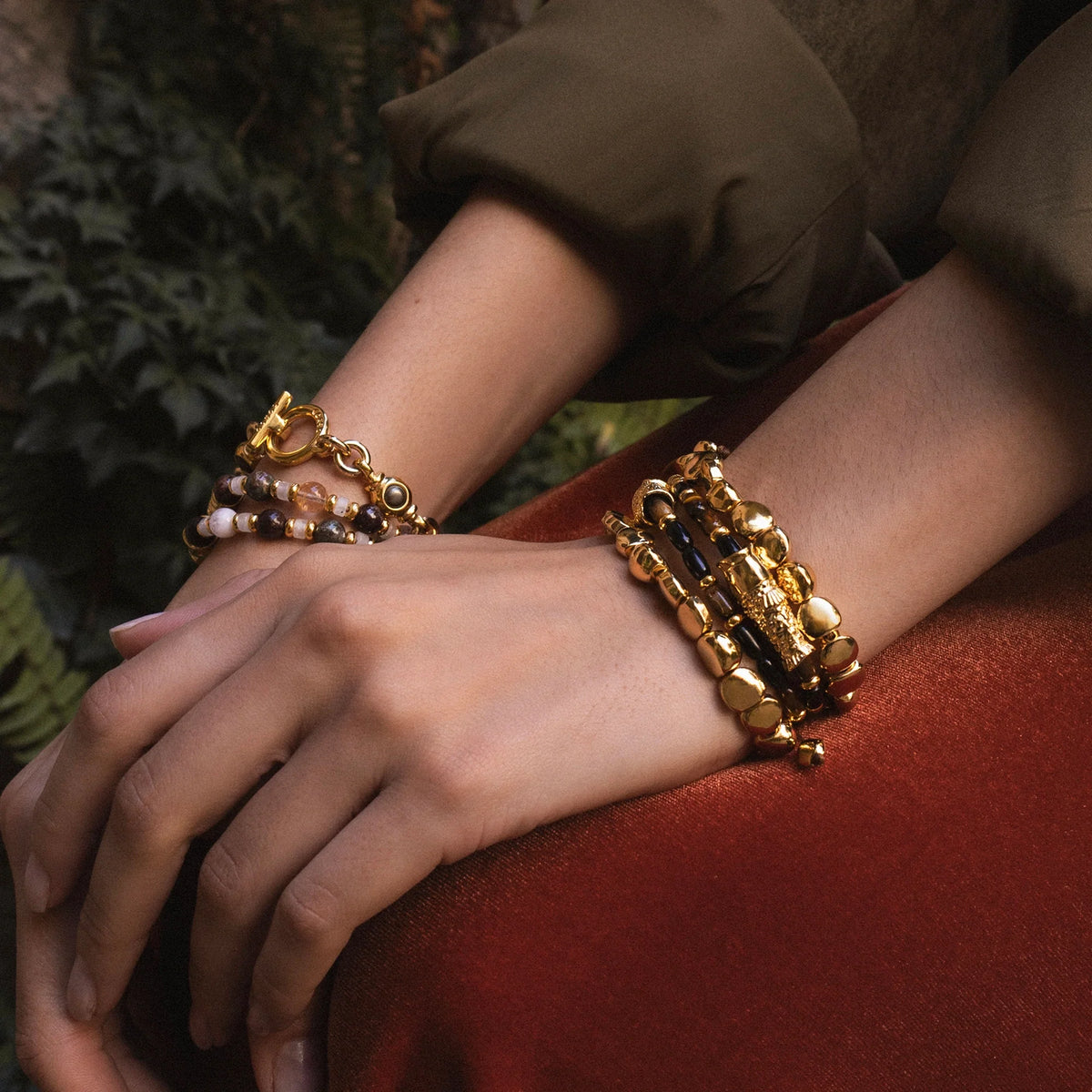 Pulsera con lunetas inspiradas en la forma de piedras del mar, con placa insignia corso en baño de oro 22K, con hilo de seda ajustable - Joyería y bisutería fina