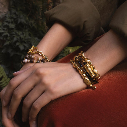 Pulsera con lunetas inspiradas en la forma de piedras del mar, con placa insignia corso en baño de oro 22K, con hilo de seda ajustable - Joyería y bisutería fina