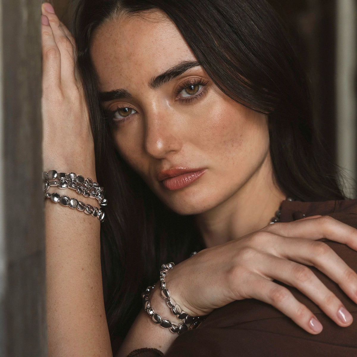 Pulsera con lunetas inspiradas en la forma de piedras del mar, con placa insignia corso en baño de rodio, con hilo de seda ajustable - Joyería y bisutería fina