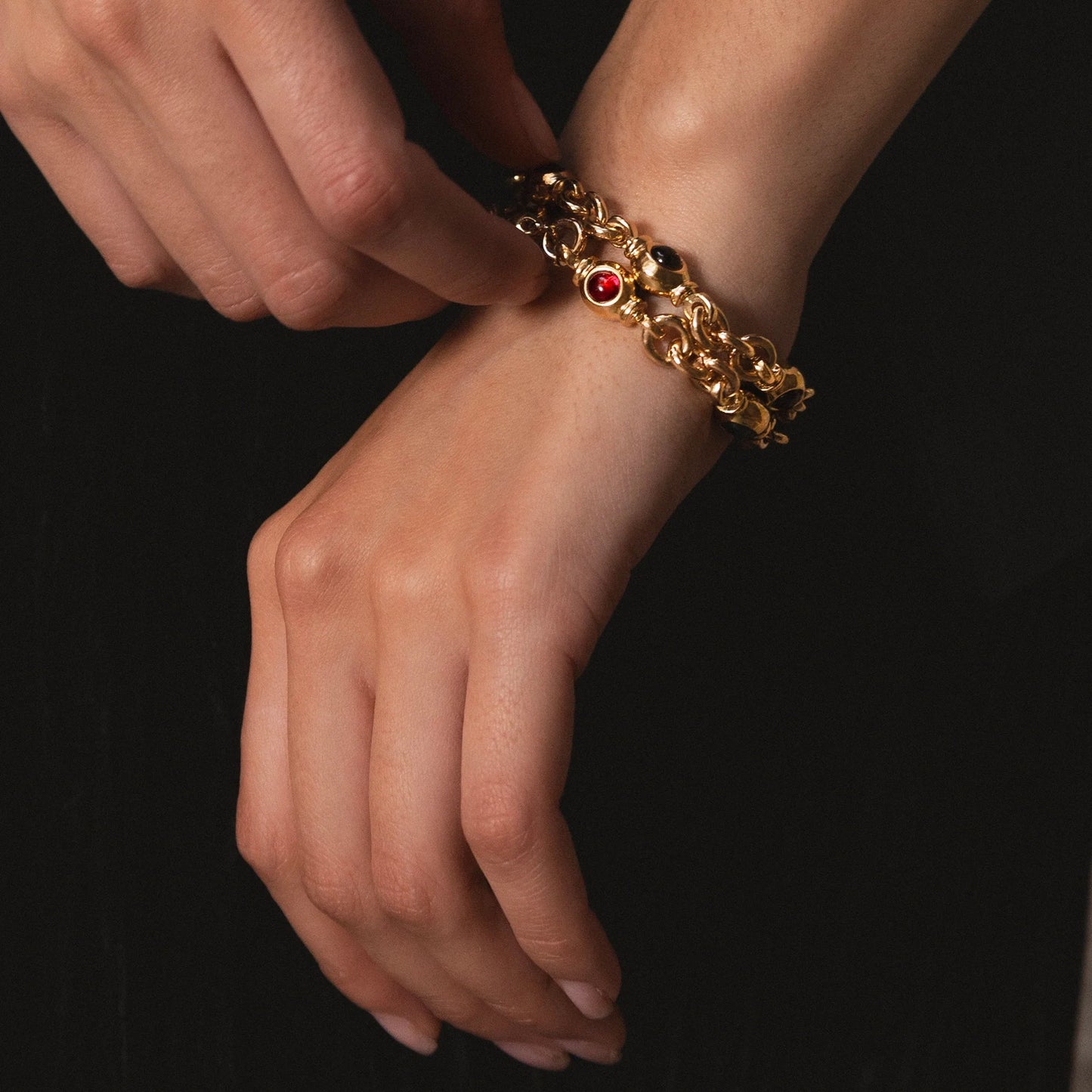 Pulsera con eslabones y broche omega en baño de oro de 22K y piedras facetadas - Joyería y bisutería fina