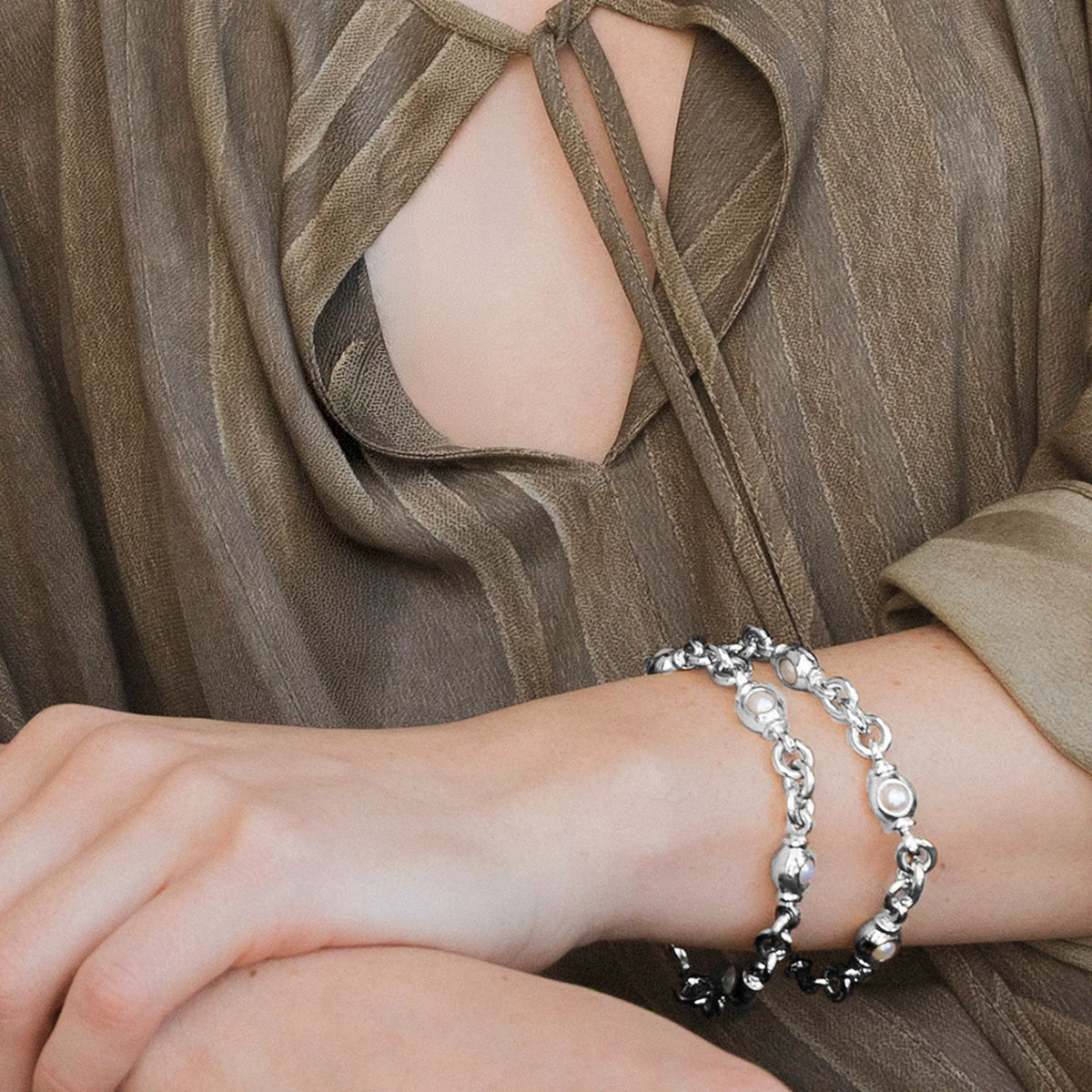 Pulsera con eslabones y broche omega en baño de rodio y piedras facetadas - Joyería y bisutería fina