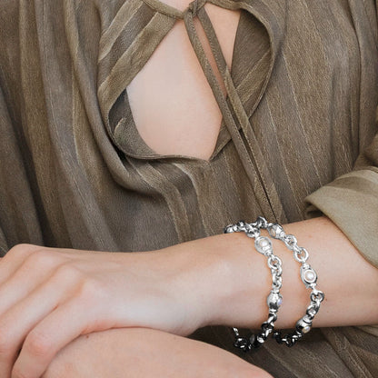 Pulsera con eslabones y broche omega en baño de rodio y piedras facetadas - Joyería y bisutería fina