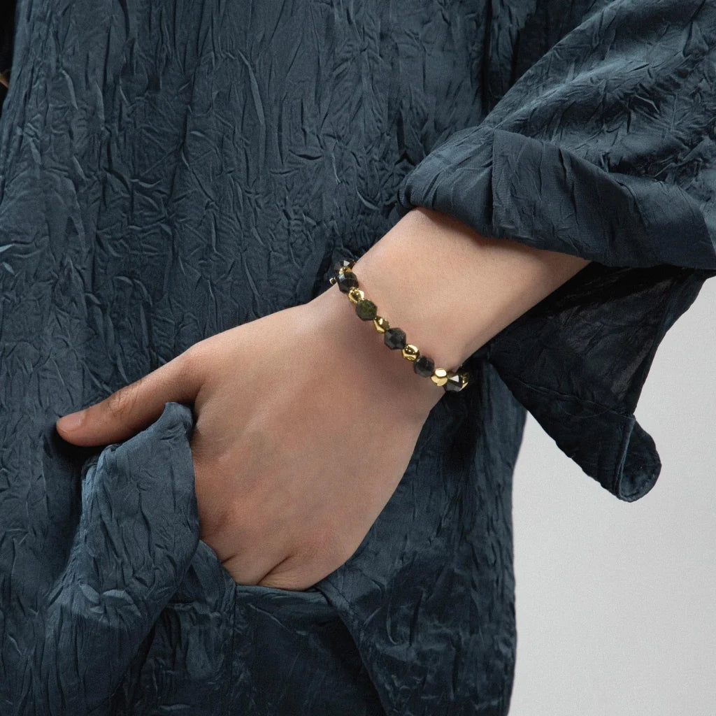 Pulsera ajustable con broche insignia Corso y cuentas facetadas en baño de oro de 22K, con piedra turmalina facetada - Joyería y bisutería fina