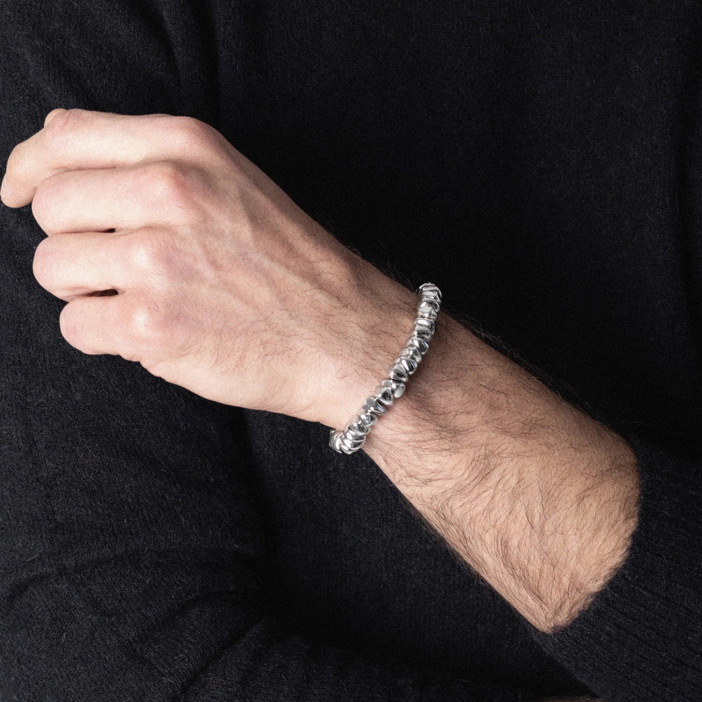 Pulsera de piel natural española, con broche de botón y semillas en baño de rodio - Joyería y bisutería fina