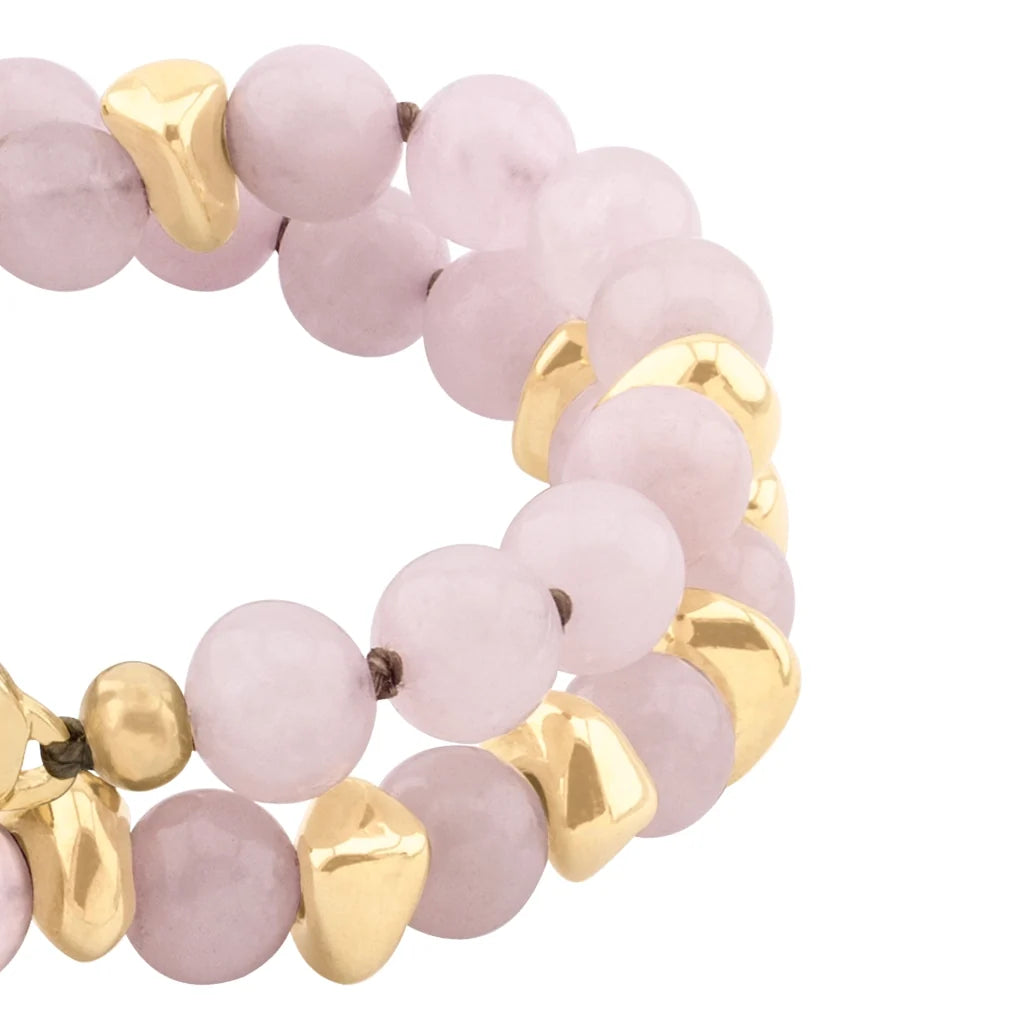 Pulsera con diseño de doble vuelta, con piedras semi-preciosas, broche distintivo y cuentas metálicas en baño de oro de 22K - Joyería y bisutería fina
