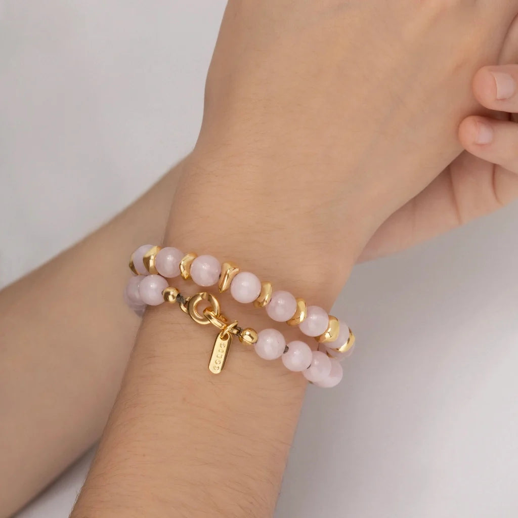 Pulsera con diseño de doble vuelta, con piedras semi-preciosas, broche distintivo y cuentas metálicas en baño de oro de 22K - Joyería y bisutería fina