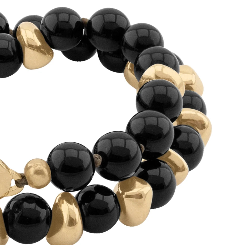 Pulsera con diseño de doble vuelta, con piedras semi-preciosas, broche distintivo y cuentas metálicas en baño de oro de 22K - Joyería y bisutería fina