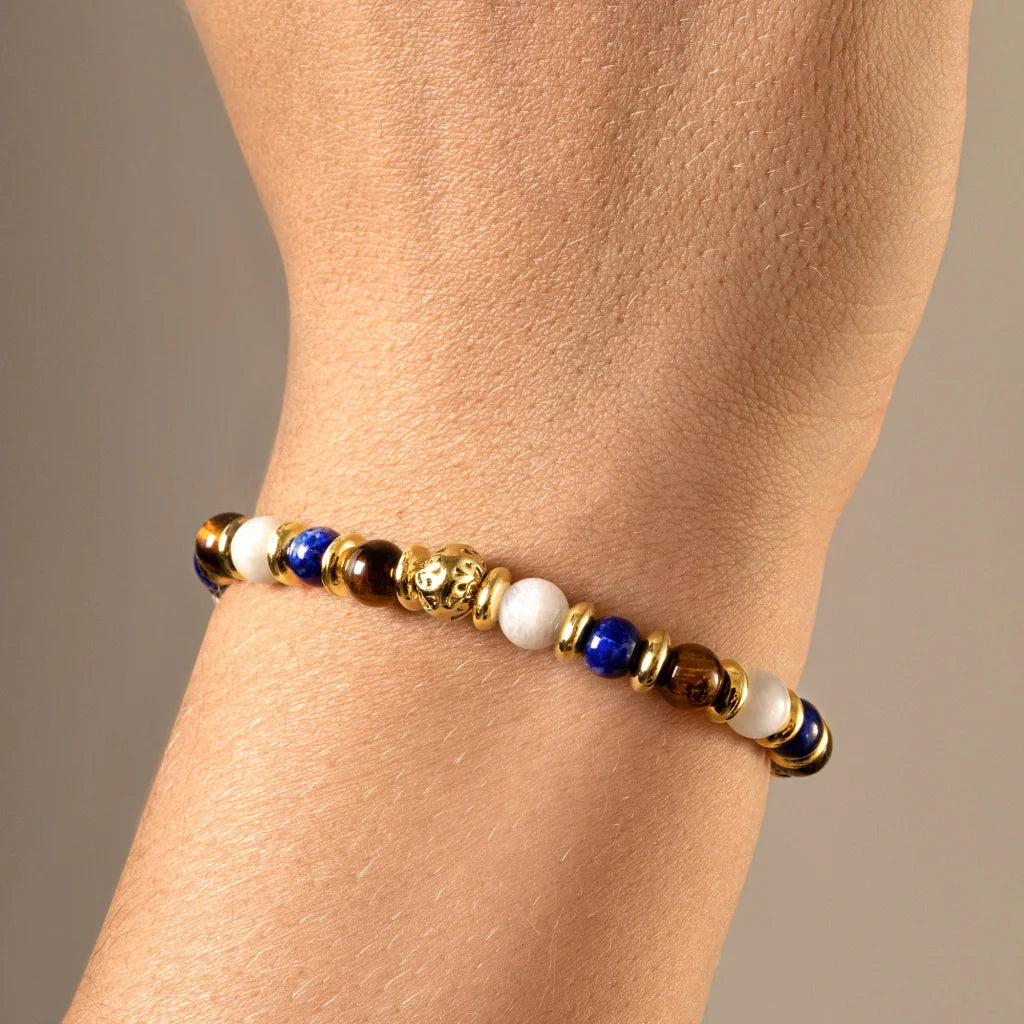 Pulsera ajustable con hilo de seda café, piedra ojo de tigre, luna, dumortierita de 6mm, con detalles en baño de oro de 22K - Joyería y bisutería fina